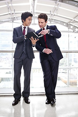 포토 JPG 주간 전신 서양인 외국인 백인 남자 회사 비즈니스 넥타이 안내 실내 설명 서기 사람 동양인 정장 성인 두명 비즈니스라이프 글로벌 글로벌비즈니스 깨끗함 한국인 직장인 비즈니스맨 남자만 성인남자만 성인만 국내포토 자연요소 직업 라이프스타일 잡화 옷 컨셉 모션 인종 내부 파일형식