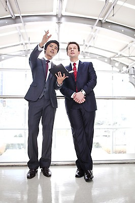 포토 JPG 주간 전신 서양인 외국인 백인 남자 회사 비즈니스 넥타이 안내 실내 설명 서기 사람 동양인 정장 손짓 성인 두명 비즈니스라이프 글로벌 글로벌비즈니스 깨끗함 한국인 직장인 비즈니스맨 남자만 성인남자만 성인만 국내포토 자연요소 직업 라이프스타일 잡화 옷 컨셉 모션 인종 내부 파일형식