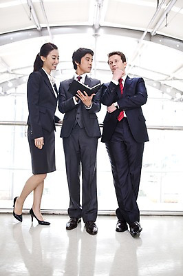 포토 JPG 주간 서양인 외국인 백인 여자 남자 로우앵글 회사 비즈니스 넥타이 실내 대화 서기 웃음 사람 동양인 정장 상반신 성인 세명 비즈니스라이프 글로벌 글로벌비즈니스 깨끗함 한국인 직장인 비즈니스맨 비즈니스우먼 토론 동료 성인만 국내포토 자연요소 직업 라이프스타일 잡화 옷 뷰포인트 컨셉 관계 모션 표정 말하기 인종 내부 파일형식