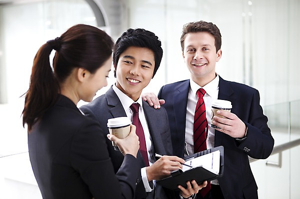 포토 JPG 주간 서양인 외국인 백인 여자 남자 커피 회사 비즈니스 넥타이 실내 대화 서기 웃음 사람 동양인 정장 상반신 성인 세명 비즈니스라이프 글로벌 글로벌비즈니스 깨끗함 한국인 직장인 비즈니스맨 비즈니스우먼 토론 동료 테이크아웃 성인만 국내포토 자연요소 직업 라이프스타일 잡화 옷 음료 컨셉 관계 모션 표정 말하기 인종 내부 파일형식