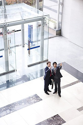 포토 JPG 주간 전신 서양인 외국인 백인 남자 서류가방 가방 회사 비즈니스 넥타이 안내 실내 서기 사람 동양인 정장 손짓 성인 두명 비즈니스라이프 글로벌 글로벌비즈니스 깨끗함 한국인 가리킴 직장인 비즈니스맨 동료 성인만 국내포토 자연요소 직업 라이프스타일 잡화 옷 컨셉 관계 모션 인종 내부 파일형식