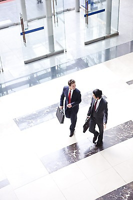 포토 JPG 주간 전신 서양인 외국인 백인 남자 서류가방 가방 회사 비즈니스 넥타이 실내 대화 서기 사람 동양인 정장 성인 두명 비즈니스라이프 하이앵글 글로벌 걷기 글로벌비즈니스 깨끗함 직장인 비즈니스맨 동료 남자만 성인남자만 성인만 국내포토 자연요소 직업 라이프스타일 잡화 옷 뷰포인트 컨셉 관계 모션 말하기 인종 내부 파일형식