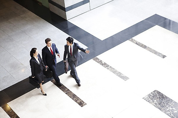 포토 JPG 전신 서양인 외국인 백인 여자 남자 서류가방 가방 회사 비즈니스 넥타이 안내 실내 서기 사람 동양인 정장 성인 세명 비즈니스라이프 하이앵글 글로벌 걷기 글로벌비즈니스 깨끗함 한국인 직장인 비즈니스맨 비즈니스우먼 동료 성인만 국내포토 직업 라이프스타일 잡화 옷 뷰포인트 컨셉 관계 모션 인종 내부 파일형식