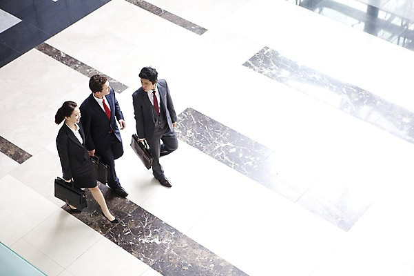 포토 JPG 전신 서양인 외국인 백인 여자 남자 서류가방 가방 회사 비즈니스 넥타이 실내 서기 사람 동양인 정장 성인 세명 비즈니스라이프 하이앵글 글로벌 걷기 글로벌비즈니스 깨끗함 한국인 직장인 비즈니스맨 비즈니스우먼 동료 성인만 국내포토 직업 라이프스타일 잡화 옷 뷰포인트 컨셉 관계 모션 인종 내부 파일형식