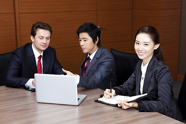 포토 JPG 서양인 외국인 백인 여자 남자 회사 비즈니스 회의 넥타이 실내 웃음 사람 앉기 동양인 정장 상반신 성인 세명 비즈니스라이프 노트북 글로벌 글로벌비즈니스 깨끗함 모임 한국인 직장인 비즈니스맨 비즈니스우먼 동료 검사_조사 성인만 국내포토 직업 라이프스타일 잡화 옷 컨셉 관계 모션 표정 인종 내부 전자제품 파일형식