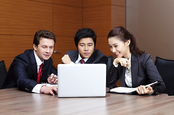 포토 JPG 서양인 외국인 백인 여자 남자 회사 비즈니스 회의 넥타이 실내 웃음 사람 앉기 동양인 정장 상반신 성인 세명 비즈니스라이프 노트북 글로벌 글로벌비즈니스 깨끗함 모임 한국인 직장인 비즈니스맨 비즈니스우먼 동료 검사_조사 성인만 국내포토 직업 라이프스타일 잡화 옷 컨셉 관계 모션 표정 인종 내부 전자제품 파일형식