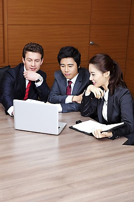 포토 JPG 서양인 외국인 백인 여자 남자 회사 비즈니스 회의 넥타이 실내 사람 앉기 동양인 정장 상반신 성인 세명 비즈니스라이프 노트북 글로벌 글로벌비즈니스 깨끗함 모임 한국인 직장인 비즈니스맨 비즈니스우먼 동료 검사_조사 성인만 국내포토 직업 라이프스타일 잡화 옷 컨셉 관계 모션 인종 내부 전자제품 파일형식