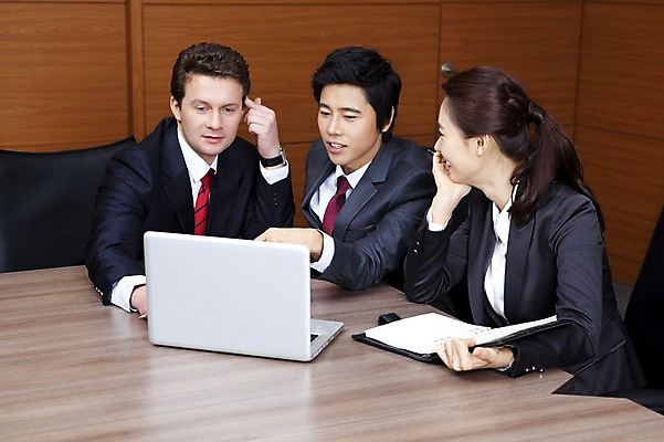 포토 JPG 서양인 외국인 백인 여자 남자 회사 비즈니스 회의 넥타이 실내 웃음 사람 앉기 동양인 정장 상반신 성인 세명 비즈니스라이프 노트북 글로벌 글로벌비즈니스 깨끗함 모임 한국인 직장인 비즈니스맨 비즈니스우먼 동료 검사_조사 성인만 국내포토 직업 라이프스타일 잡화 옷 컨셉 관계 모션 표정 인종 내부 전자제품 파일형식