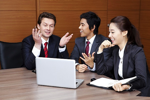 포토 JPG 서양인 외국인 백인 여자 남자 회사 비즈니스 회의 넥타이 실내 대화 웃음 사람 앉기 동양인 정장 상반신 성인 세명 비즈니스라이프 노트북 글로벌 글로벌비즈니스 깨끗함 모임 한국인 직장인 비즈니스맨 비즈니스우먼 동료 검사_조사 성인만 국내포토 직업 라이프스타일 잡화 옷 컨셉 관계 모션 표정 말하기 인종 내부 전자제품 파일형식