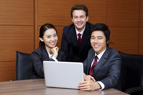 포토 JPG 서양인 외국인 백인 여자 남자 회사 비즈니스 회의 넥타이 실내 웃음 사람 동양인 정장 상반신 성인 세명 비즈니스라이프 노트북 글로벌 글로벌비즈니스 깨끗함 모임 한국인 직장인 비즈니스맨 비즈니스우먼 동료 검사_조사 성인만 국내포토 직업 라이프스타일 잡화 옷 컨셉 관계 표정 인종 내부 전자제품 파일형식