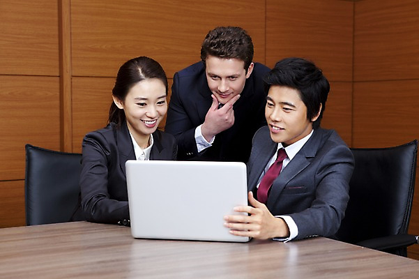 포토 JPG 서양인 외국인 백인 여자 남자 회사 비즈니스 회의 넥타이 실내 웃음 사람 동양인 정장 상반신 성인 세명 비즈니스라이프 노트북 글로벌 글로벌비즈니스 깨끗함 모임 한국인 직장인 비즈니스맨 비즈니스우먼 동료 검사_조사 성인만 국내포토 직업 라이프스타일 잡화 옷 컨셉 관계 표정 인종 내부 전자제품 파일형식