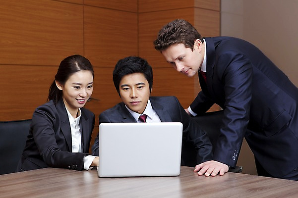 포토 JPG 서양인 외국인 백인 여자 남자 회사 비즈니스 회의 넥타이 실내 웃음 사람 동양인 정장 상반신 성인 세명 비즈니스라이프 노트북 글로벌 글로벌비즈니스 깨끗함 모임 한국인 직장인 비즈니스맨 비즈니스우먼 집중 동료 검사_조사 성인만 국내포토 직업 라이프스타일 잡화 옷 컨셉 관계 표정 인종 내부 전자제품 파일형식
