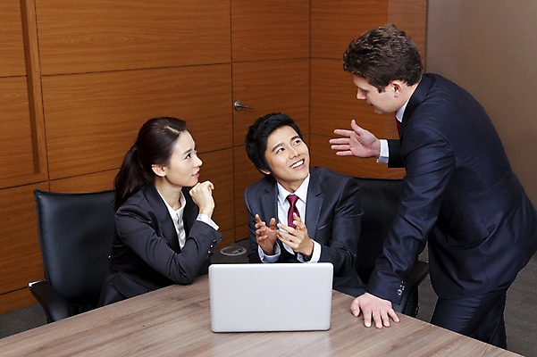 포토 JPG 서양인 외국인 백인 여자 남자 회사 비즈니스 회의 넥타이 실내 웃음 사람 동양인 정장 상반신 성인 세명 비즈니스라이프 노트북 글로벌 글로벌비즈니스 깨끗함 모임 한국인 직장인 비즈니스맨 비즈니스우먼 토론 동료 성인만 국내포토 직업 라이프스타일 잡화 옷 컨셉 관계 표정 인종 내부 전자제품 파일형식