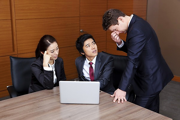 포토 JPG 서양인 외국인 백인 여자 남자 회사 비즈니스 회의 넥타이 실내 사람 동양인 정장 상반신 성인 세명 비즈니스라이프 노트북 글로벌 글로벌비즈니스 깨끗함 모임 한국인 직장인 비즈니스맨 비즈니스우먼 꾸지람 동료 고민 지적 심각 성인만 국내포토 직업 라이프스타일 잡화 옷 감정 컨셉 관계 모션 인종 내부 전자제품 체벌 파일형식