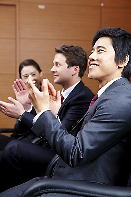 포토 JPG 서양인 외국인 백인 여자 남자 회사 비즈니스 넥타이 실내 웃음 사람 앉기 동양인 정장 상반신 성인 세명 비즈니스라이프 글로벌 글로벌비즈니스 깨끗함 한국인 직장인 비즈니스맨 비즈니스우먼 박수 동료 성인만 국내포토 직업 라이프스타일 잡화 옷 컨셉 관계 모션 표정 인종 손짓 내부 파일형식
