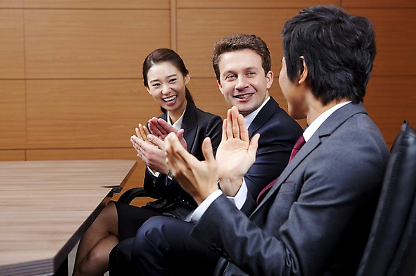 포토 JPG 서양인 외국인 백인 여자 남자 회사 비즈니스 넥타이 실내 웃음 사람 앉기 동양인 정장 상반신 성인 세명 비즈니스라이프 글로벌 글로벌비즈니스 깨끗함 한국인 직장인 비즈니스맨 비즈니스우먼 박수 동료 성인만 국내포토 직업 라이프스타일 잡화 옷 컨셉 관계 모션 표정 인종 손짓 내부 파일형식