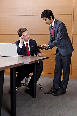 포토 JPG 전신 서양인 외국인 백인 남자 회사 비즈니스 실내 설명 사람 동양인 정장 성인 두명 비즈니스라이프 글로벌 글로벌비즈니스 깨끗함 한국인 직장인 비즈니스맨 보고서 검사_조사 업무보고 남자만 성인남자만 성인만 국내포토 직업 라이프스타일 옷 컨셉 모션 인종 내부 파일형식