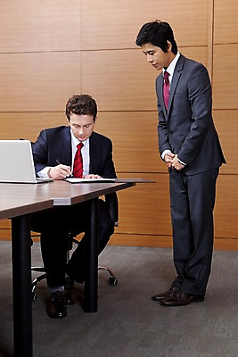 포토 JPG 전신 서양인 외국인 백인 남자 회사 비즈니스 실내 사람 동양인 정장 성인 두명 비즈니스라이프 글로벌 글로벌비즈니스 깨끗함 한국인 직장인 비즈니스맨 보고서 검사_조사 서명 업무보고 남자만 성인남자만 성인만 국내포토 직업 라이프스타일 옷 컨셉 인종 내부 파일형식