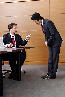 포토 JPG 전신 서양인 외국인 백인 남자 회사 비즈니스 실내 사람 동양인 정장 손짓 성인 두명 비즈니스라이프 글로벌 글로벌비즈니스 깨끗함 한국인 검지손가락 가리킴 직장인 비즈니스맨 꾸지람 보고서 검사_조사 지적 업무보고 남자만 성인남자만 성인만 국내포토 직업 라이프스타일 옷 컨셉 손가락 모션 인종 내부 체벌 파일형식