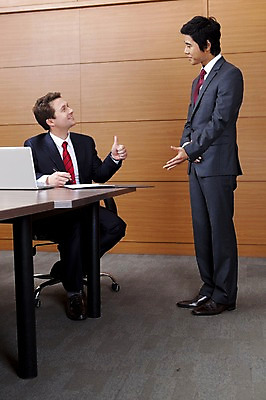 포토 JPG 전신 서양인 외국인 백인 남자 회사 비즈니스 실내 웃음 사람 동양인 정장 손짓 성인 두명 비즈니스라이프 글로벌 글로벌비즈니스 깨끗함 한국인 엄지손가락 직장인 비즈니스맨 보고서 검사_조사 따봉 업무보고 칭찬 남자만 성인남자만 성인만 국내포토 직업 라이프스타일 옷 컨셉 손가락 모션 표정 인종 내부 최고 파일형식