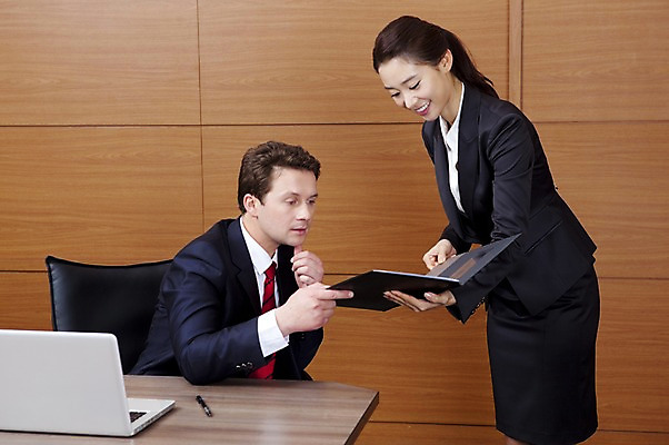 포토 JPG 전신 서양인 외국인 백인 여자 남자 회사 비즈니스 실내 웃음 사람 동양인 정장 성인 두명 비즈니스라이프 글로벌 글로벌비즈니스 깨끗함 한국인 직장인 비즈니스맨 비즈니스우먼 상사 보고서 업무보고 성인만 국내포토 직업 라이프스타일 옷 컨셉 표정 인종 내부 파일형식