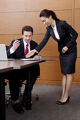 포토 JPG 전신 서양인 외국인 백인 여자 남자 회사 비즈니스 실내 웃음 사람 동양인 정장 성인 두명 비즈니스라이프 글로벌 글로벌비즈니스 깨끗함 한국인 직장인 비즈니스맨 비즈니스우먼 상사 보고서 업무보고 성인만 국내포토 직업 라이프스타일 옷 컨셉 표정 인종 내부 파일형식