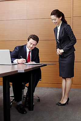 포토 JPG 전신 서양인 외국인 백인 여자 남자 회사 비즈니스 실내 웃음 사람 동양인 정장 성인 두명 비즈니스라이프 글로벌 글로벌비즈니스 깨끗함 한국인 직장인 비즈니스맨 비즈니스우먼 상사 보고서 검사_조사 서명 업무보고 성인만 국내포토 직업 라이프스타일 옷 컨셉 표정 인종 내부 파일형식