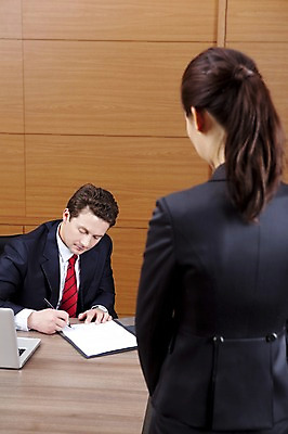 포토 JPG 서양인 외국인 백인 여자 남자 회사 비즈니스 실내 사람 동양인 정장 상반신 성인 두명 비즈니스라이프 글로벌 글로벌비즈니스 깨끗함 직장인 비즈니스맨 비즈니스우먼 상사 보고서 검사_조사 서명 업무보고 성인만 국내포토 직업 라이프스타일 옷 컨셉 인종 내부 파일형식