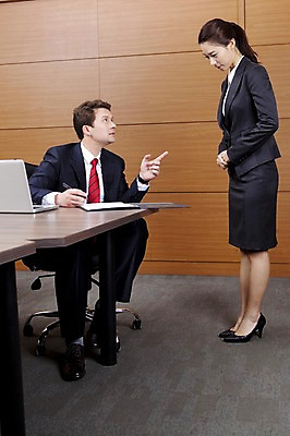 포토 JPG 전신 서양인 외국인 백인 여자 남자 회사 비즈니스 실내 웃음 사람 동양인 정장 성인 두명 비즈니스라이프 글로벌 글로벌비즈니스 깨끗함 한국인 직장인 비즈니스맨 비즈니스우먼 상사 꾸지람 보고서 지적 업무보고 성인만 국내포토 직업 라이프스타일 옷 컨셉 모션 표정 인종 내부 체벌 파일형식