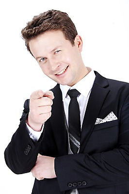 포토 JPG 스튜디오촬영 서양인 외국인 백인 남자 포즈 회사 비즈니스 손가락 모션 넥타이 실내 한명 서기 웃음 사람 정장 손짓 상반신 20대 성인 비즈니스라이프 글로벌 글로벌비즈니스 깨끗함 검지손가락 가리킴 직장인 비즈니스맨 남자만 남자한명만 성인남자만 청년만 청년남자만 청년남자한명만 성인한명만 성인남자한명만 성인만 국내포토 직업 1 라이프스타일 손 잡화 옷 컨셉 표정 인종 청년 내부 파일형식