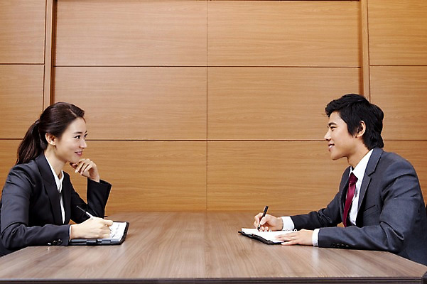 포토 JPG 전신 여자 남자 회사 비즈니스 실내 대화 설명 웃음 사람 앉기 동양인 정장 성인 두명 비즈니스라이프 글로벌 글로벌비즈니스 깨끗함 한국인 직장인 비즈니스맨 비즈니스우먼 토론 문서 성인만 국내포토 직업 라이프스타일 옷 컨셉 모션 표정 말하기 인종 내부 파일형식