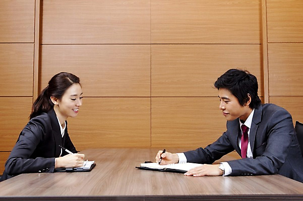 포토 JPG 전신 여자 남자 회사 비즈니스 실내 설명 웃음 사람 앉기 동양인 정장 성인 두명 비즈니스라이프 글로벌 글로벌비즈니스 깨끗함 한국인 직장인 비즈니스맨 비즈니스우먼 검사_조사 문서 성인만 국내포토 직업 라이프스타일 옷 컨셉 모션 표정 인종 내부 파일형식