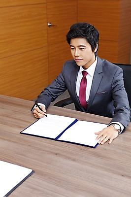 포토 JPG 남자 회사 비즈니스 넥타이 실내 협상 한명 사람 앉기 동양인 정장 상반신 20대 성인 비즈니스라이프 글로벌 글로벌비즈니스 깨끗함 한국인 직장인 비즈니스맨 계약 문서 계약서 서명 남자만 남자한명만 성인남자만 청년만 청년남자만 청년남자한명만 성인한명만 성인남자한명만 성인만 국내포토 직업 1 라이프스타일 잡화 옷 컨셉 모션 인종 청년 내부 파일형식