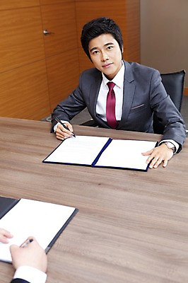 포토 JPG 시선 남자 회사 비즈니스 넥타이 실내 협상 한명 사람 앉기 동양인 정장 상반신 20대 성인 비즈니스라이프 글로벌 글로벌비즈니스 깨끗함 한국인 직장인 비즈니스맨 계약 문서 계약서 남자만 남자한명만 성인남자만 청년만 청년남자만 청년남자한명만 성인한명만 성인남자한명만 성인만 국내포토 직업 1 라이프스타일 잡화 옷 컨셉 모션 인종 청년 내부 파일형식 생활