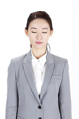 포토 JPG 스튜디오촬영 여자 포즈 회사 비즈니스 모션 실내 한명 서기 누끼 사람 동양인 정장 상반신 20대 성인 비즈니스라이프 글로벌 눈감음 글로벌비즈니스 깨끗함 한국인 직장인 비즈니스우먼 여자만 여자한명만 성인여자만 청년만 청년여자만 성인한명만 청년여자한명만 성인여자한명만 성인만 국내포토 직업 1 라이프스타일 옷 컨셉 인종 청년 내부 파일형식