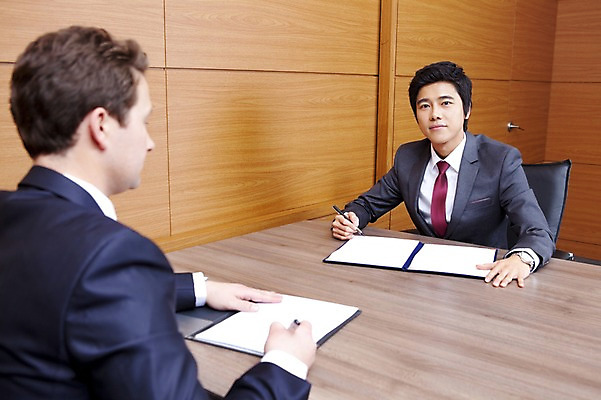 포토 JPG 서양인 외국인 백인 남자 회사 비즈니스 협력 실내 협상 사람 앉기 동양인 정장 상반신 성인 두명 비즈니스라이프 글로벌 글로벌비즈니스 깨끗함 한국인 직장인 비즈니스맨 계약 계약서 서명 남자만 성인남자만 성인만 국내포토 직업 라이프스타일 옷 컨셉 모션 인종 내부 파일형식