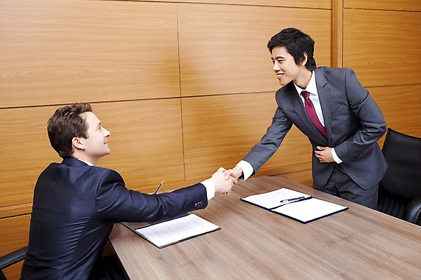 포토 JPG 서양인 외국인 백인 남자 회사 비즈니스 협력 악수 실내 협상 웃음 사람 앉기 동양인 정장 상반신 성인 두명 비즈니스라이프 글로벌 글로벌비즈니스 깨끗함 한국인 직장인 비즈니스맨 계약 계약서 남자만 성인남자만 성인만 국내포토 직업 라이프스타일 옷 컨셉 모션 표정 인종 손짓 내부 파일형식