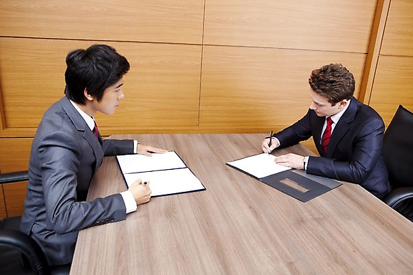 포토 JPG 서양인 외국인 백인 남자 회사 비즈니스 협력 실내 협상 사람 앉기 동양인 정장 상반신 성인 두명 비즈니스라이프 글로벌 글로벌비즈니스 깨끗함 직장인 비즈니스맨 계약 계약서 서명 남자만 성인남자만 성인만 국내포토 직업 라이프스타일 옷 컨셉 모션 인종 내부 파일형식