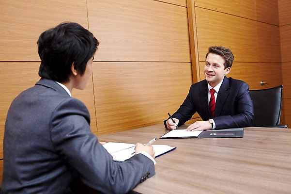 포토 JPG 서양인 외국인 백인 남자 회사 비즈니스 협력 실내 협상 웃음 사람 앉기 동양인 정장 상반신 성인 두명 비즈니스라이프 글로벌 글로벌비즈니스 깨끗함 직장인 비즈니스맨 계약 계약서 서명 남자만 성인남자만 성인만 국내포토 직업 라이프스타일 옷 컨셉 모션 표정 인종 내부 파일형식