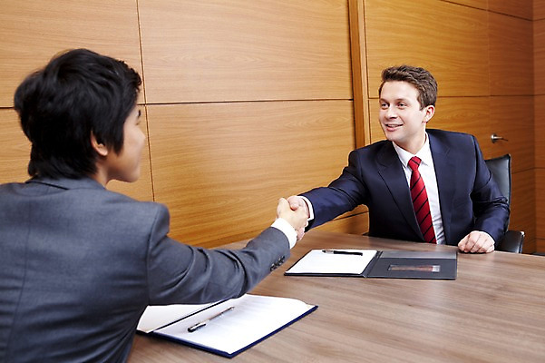 포토 JPG 서양인 외국인 백인 남자 회사 비즈니스 협력 악수 실내 협상 사람 앉기 동양인 정장 상반신 성인 두명 비즈니스라이프 글로벌 글로벌비즈니스 깨끗함 직장인 비즈니스맨 계약 계약서 남자만 성인남자만 성인만 국내포토 직업 라이프스타일 옷 컨셉 모션 인종 손짓 내부 파일형식
