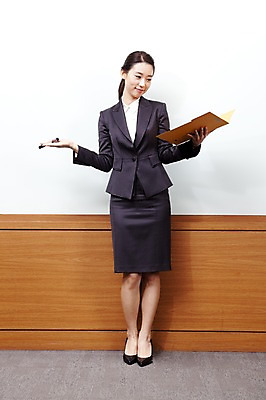 포토 JPG 전신 여자 회사 비즈니스 실내 한명 서기 사람 동양인 정장 20대 성인 비즈니스라이프 글로벌 글로벌비즈니스 깨끗함 한국인 업무 직장인 비즈니스우먼 작업실 문서 파일 여자만 여자한명만 성인여자만 청년만 청년여자만 성인한명만 청년여자한명만 성인여자한명만 성인만 국내포토 직업 1 라이프스타일 옷 컨셉 모션 인종 청년 내부 작업 파일형식