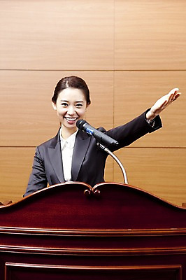 포토 JPG 여자 회사 비즈니스 실내 한명 서기 웃음 사람 동양인 정장 손짓 상반신 20대 성인 비즈니스라이프 글로벌 글로벌비즈니스 깨끗함 한국인 직장인 비즈니스우먼 강의 단상 여자만 여자한명만 성인여자만 청년만 청년여자만 성인한명만 청년여자한명만 성인여자한명만 성인만 국내포토 직업 1 라이프스타일 옷 컨셉 모션 표정 인종 청년 내부 파일형식