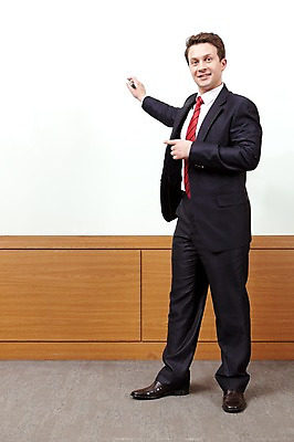 포토 JPG 전신 서양인 외국인 백인 남자 회사 비즈니스 넥타이 실내 설명 한명 서기 웃음 사람 정장 20대 성인 비즈니스라이프 글로벌 펜 글로벌비즈니스 깨끗함 칠판 직장인 비즈니스맨 프레젠테이션 화이트보드 남자만 남자한명만 성인남자만 청년만 청년남자만 청년남자한명만 성인한명만 성인남자한명만 성인만 국내포토 직업 1 라이프스타일 잡화 옷 컨셉 모션 표정 인종 청년 내부 필기구 파일형식