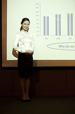 포토 JPG 전신 여자 회사 비즈니스 통계 그래프 실내 한명 서기 웃음 사람 동양인 20대 성인 금융 경제 비즈니스라이프 글로벌 글로벌비즈니스 깨끗함 한국인 직장인 비즈니스우먼 발표 프레젠테이션 여자만 여자한명만 성인여자만 청년만 청년여자만 성인한명만 청년여자한명만 성인여자한명만 성인만 국내포토 직업 1 라이프스타일 컨셉 모션 표정 인종 청년 내부 파일형식