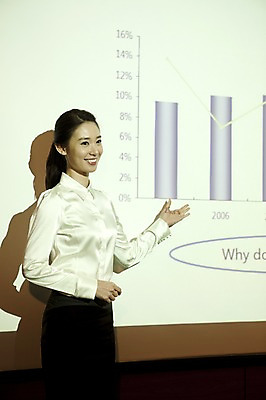 포토 JPG 여자 회사 비즈니스 통계 그래프 실내 한명 서기 웃음 사람 동양인 손짓 상반신 20대 성인 금융 경제 비즈니스라이프 글로벌 글로벌비즈니스 깨끗함 한국인 직장인 비즈니스우먼 발표 프레젠테이션 여자만 여자한명만 성인여자만 청년만 청년여자만 성인한명만 청년여자한명만 성인여자한명만 성인만 국내포토 직업 1 라이프스타일 컨셉 모션 표정 인종 청년 내부 파일형식