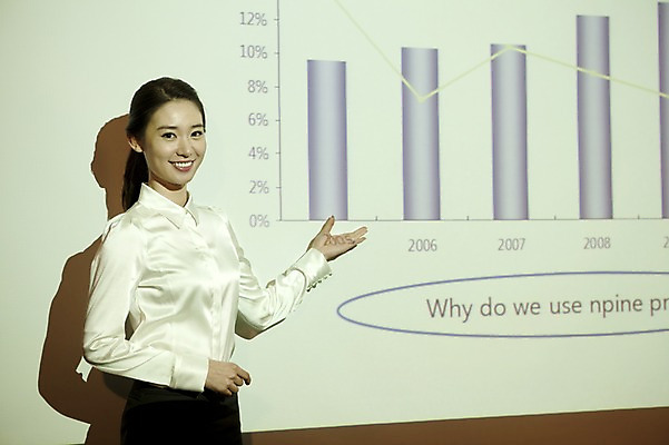 포토 JPG 여자 회사 비즈니스 통계 그래프 실내 한명 서기 웃음 사람 동양인 손짓 상반신 20대 성인 금융 경제 비즈니스라이프 글로벌 글로벌비즈니스 깨끗함 한국인 직장인 비즈니스우먼 발표 프레젠테이션 여자만 여자한명만 성인여자만 청년만 청년여자만 성인한명만 청년여자한명만 성인여자한명만 성인만 국내포토 직업 1 라이프스타일 컨셉 모션 표정 인종 청년 내부 파일형식