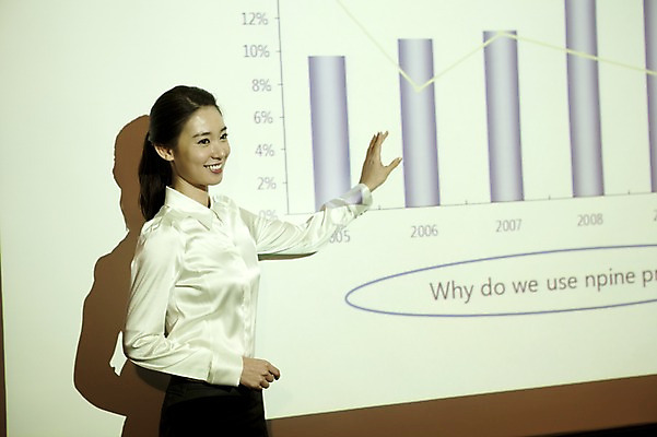 포토 JPG 여자 회사 비즈니스 통계 그래프 실내 한명 서기 웃음 사람 동양인 손짓 상반신 20대 성인 금융 경제 비즈니스라이프 글로벌 글로벌비즈니스 깨끗함 한국인 직장인 비즈니스우먼 발표 프레젠테이션 여자만 여자한명만 성인여자만 청년만 청년여자만 성인한명만 청년여자한명만 성인여자한명만 성인만 국내포토 직업 1 라이프스타일 컨셉 모션 표정 인종 청년 내부 파일형식