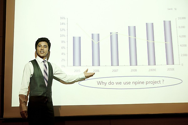 포토 JPG 남자 비즈니스 그래프 실내 한명 미소 사람 동양인 손짓 20대 성인 비즈니스라이프 글로벌 글로벌비즈니스 한국인 직장인 비즈니스맨 프레젠테이션 프로젝트 남자만 남자한명만 성인남자만 청년만 청년남자만 청년남자한명만 성인한명만 성인남자한명만 성인만 국내포토 직업 1 라이프스타일 모션 표정 인종 청년 내부 파일형식