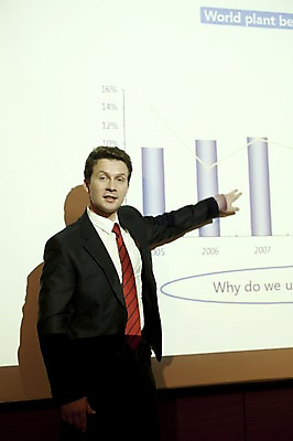 포토 JPG 서양인 외국인 백인 남자 회사 비즈니스 통계 넥타이 그래프 실내 한명 서기 사람 정장 상반신 20대 성인 금융 경제 비즈니스라이프 글로벌 글로벌비즈니스 깨끗함 가리킴 업무 직장인 비즈니스맨 발표 작업실 프레젠테이션 남자만 남자한명만 성인남자만 청년만 청년남자만 청년남자한명만 성인한명만 성인남자한명만 성인만 국내포토 직업 1 라이프스타일 잡화 옷 컨셉 모션 인종 손짓 청년 내부 작업 파일형식