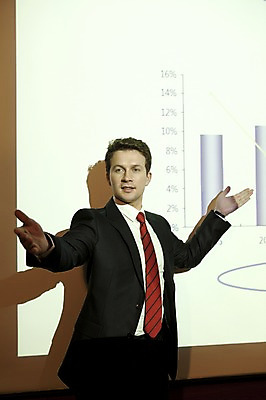 포토 JPG 서양인 외국인 백인 남자 회사 비즈니스 통계 넥타이 그래프 실내 한명 서기 사람 정장 손짓 상반신 20대 성인 금융 경제 비즈니스라이프 글로벌 글로벌비즈니스 깨끗함 업무 직장인 비즈니스맨 발표 작업실 프레젠테이션 남자만 남자한명만 성인남자만 청년만 청년남자만 청년남자한명만 성인한명만 성인남자한명만 성인만 국내포토 직업 1 라이프스타일 잡화 옷 컨셉 모션 인종 청년 내부 작업 파일형식